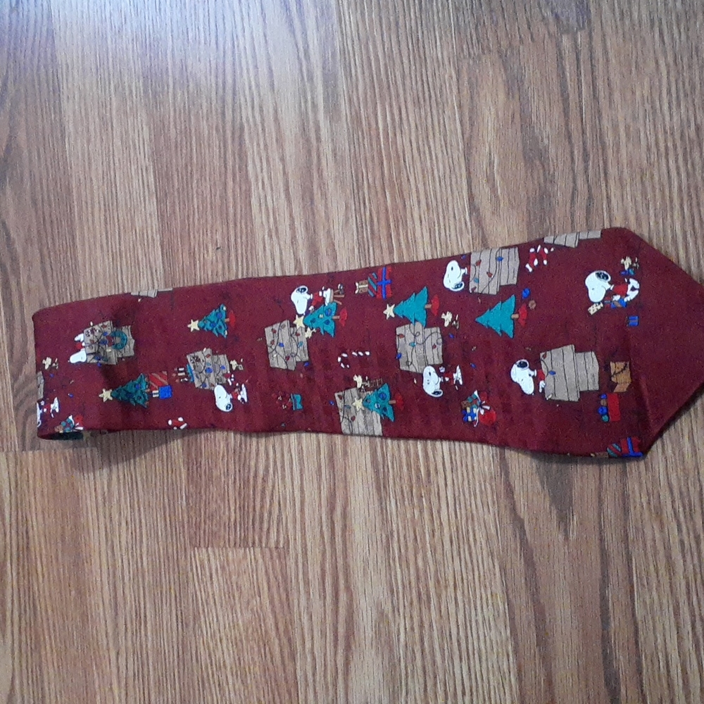 Snoopy Christmas tie